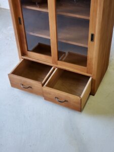 食器棚　カップボード　ハイタイプ　ガラス引き戸　真鍮取っ手