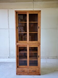 食器棚　カップボード　ハイタイプ　ガラス引き戸　真鍮取っ手