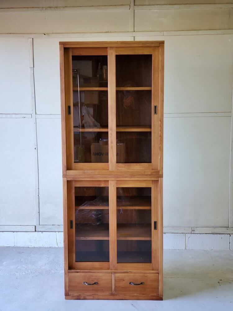 画像 食器棚 カップボード ハイタイプ ガラス引き戸 真鍮取っ手