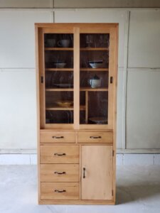 食器棚　カップボード　ハイタイプ　ガラス引き戸　真鍮取っ手