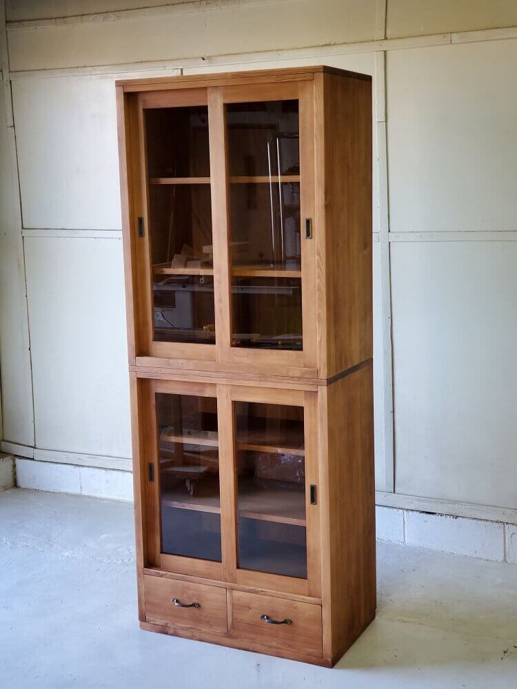 画像 食器棚 カップボード ハイタイプ ガラス引き戸 真鍮取っ手