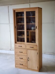 食器棚　カップボード　ハイタイプ　ガラス引き戸　真鍮取っ手