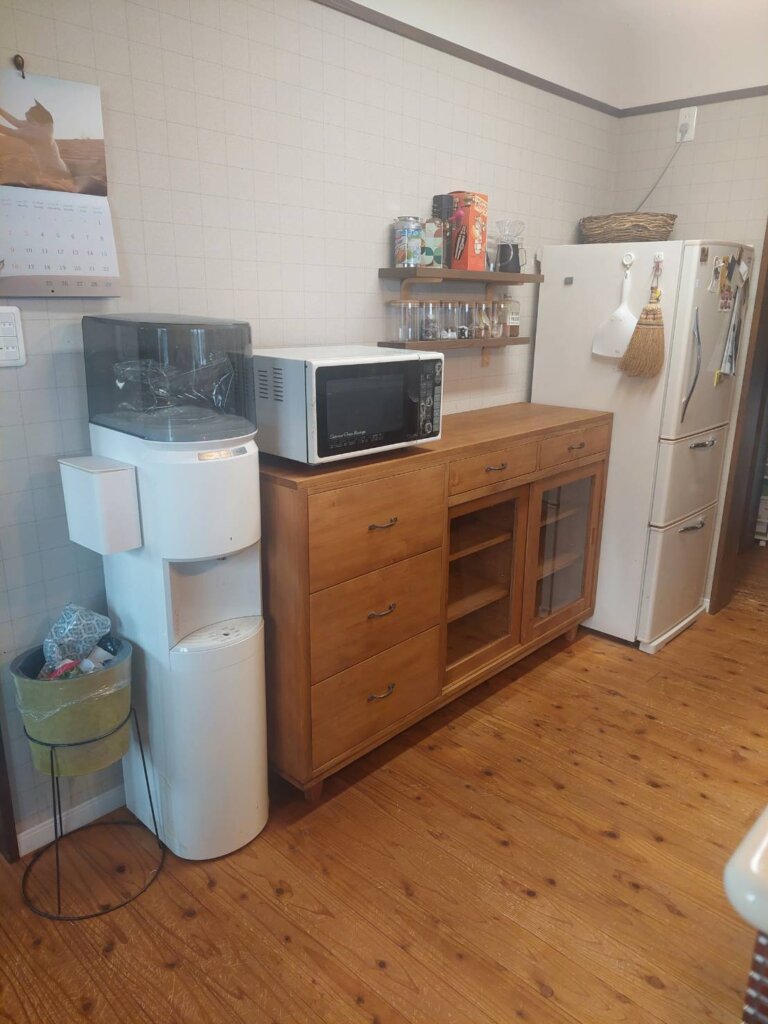 横150ｃｍの引き出しとガラス引き戸のついたカップボード素材はモミの木無垢材