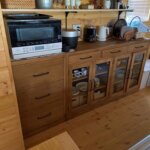 サイドボード食器棚キッチンボードロータイプ無垢材アイアン取っ手ガラス扉