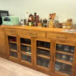 サイドボード食器棚キッチンボードロータイプ無垢材アイアン取っ手ガラス扉