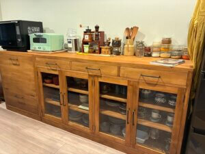 サイドボード食器棚キッチンボードロータイプ無垢材アイアン取っ手ガラス扉