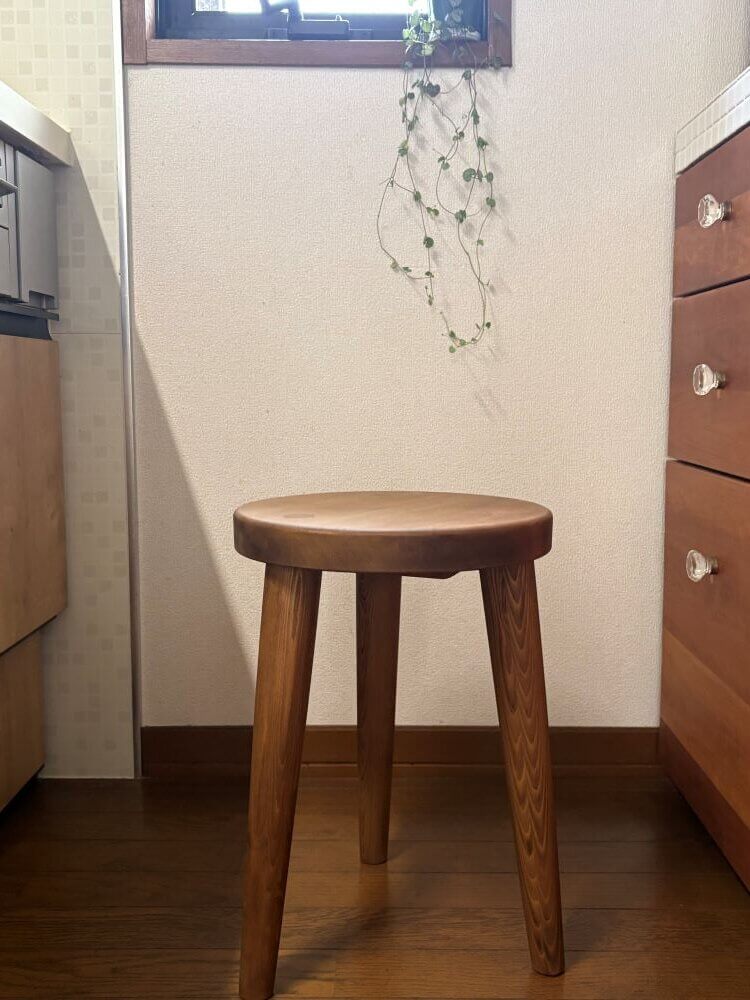 画像 スツール3本脚無垢材モミの木