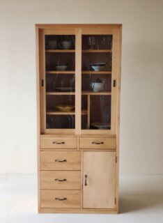 食器棚 カップボード ハイタイプ デザインガラス引き戸 真鍮取っ手 無垢材