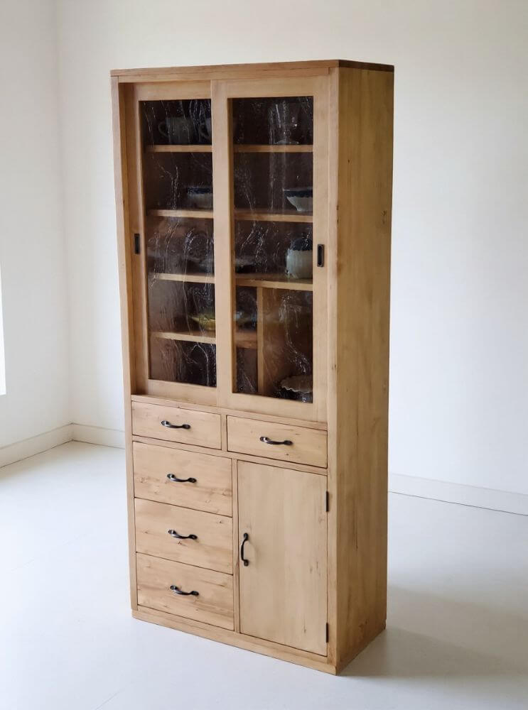 画像 食器棚 カップボード ハイタイプ デザインガラス引き戸 真鍮取っ手 無垢材