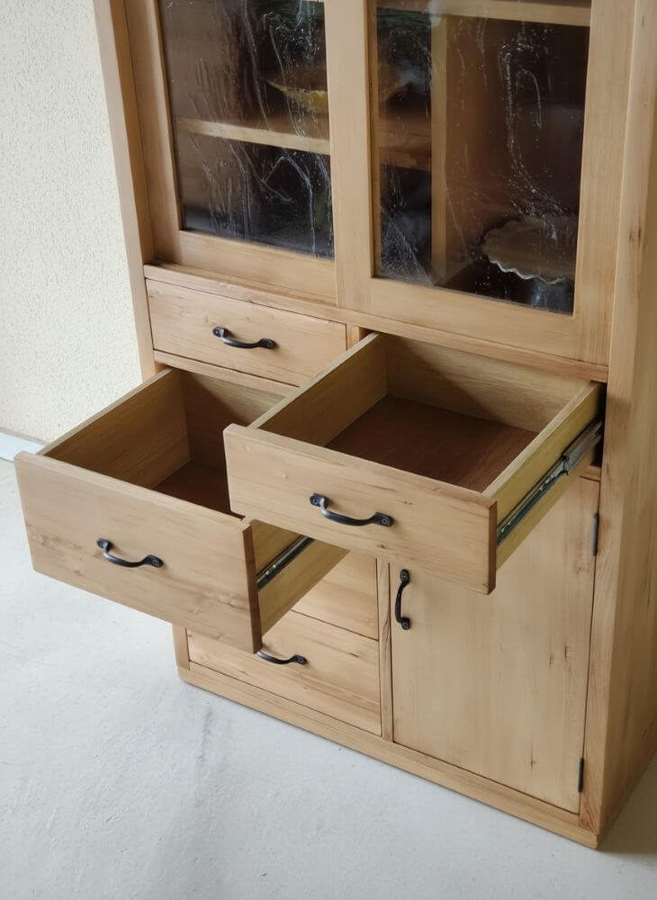 画像 食器棚 カップボード ハイタイプ デザインガラス引き戸 真鍮取っ手 無垢材