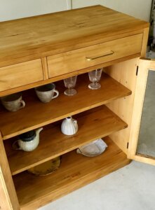 モミの木無垢材で制作したガラス開き戸のカップボード